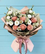 Букет цветов из:  Розы, Альстромерии и Лизиантусы в поселке имени Воровского