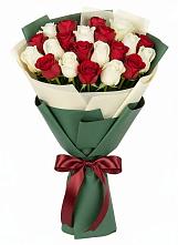 Букет Микс из красных и белых роз в поселке имени Воровского