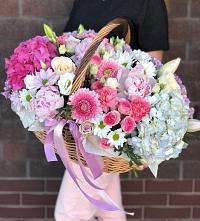 Цветочная композиция из Розы, Хризантемы, Пионы и Лизиантусы в корзине в поселке имени Воровского