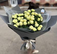 Букет Белые кустовые розы Солинеро в поселке имени Воровского