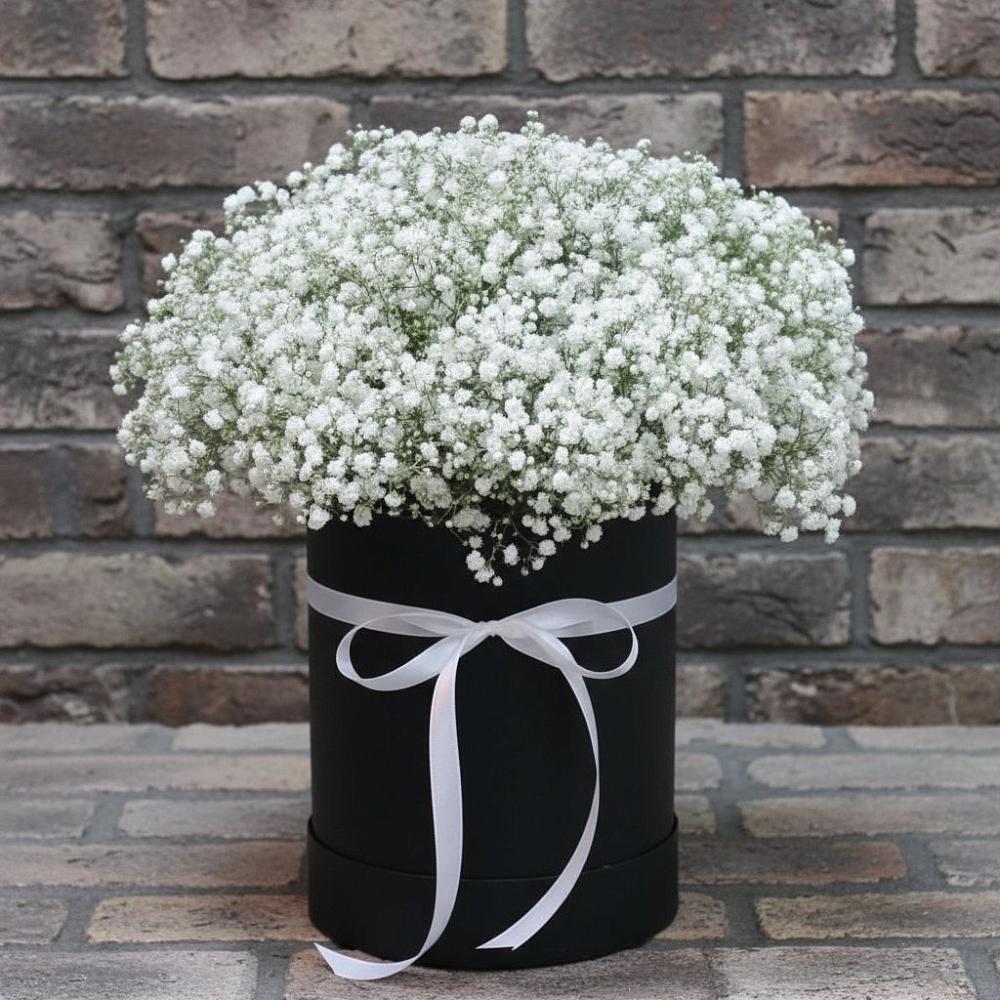 Цветочная композиция из Гипсофила в шляпной коробке в поселке имени Воровского