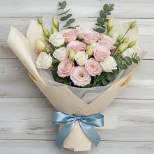 Букет цветов из:  Лизиантусы в поселке имени Воровского