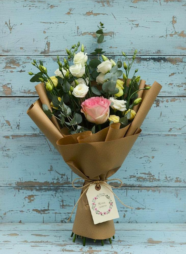 Букет цветов из: Розы и Лизиантусы в поселке имени Воровского