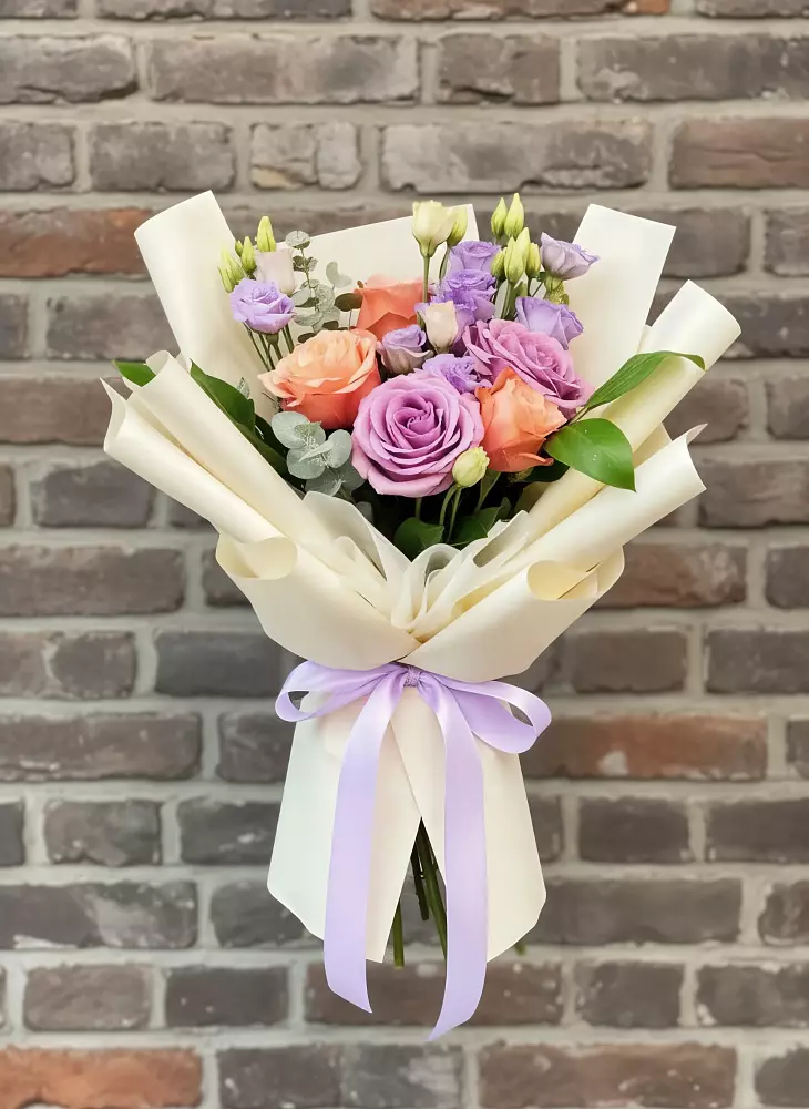 Букет цветов из: Лизиантусы и Розы в поселке имени Воровского