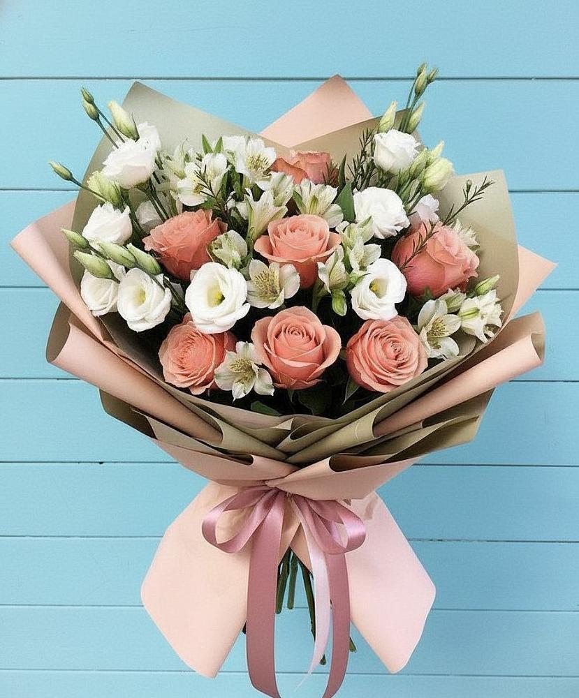 Букет цветов из: Розы, Альстромерии и Лизиантусы в поселке имени Воровского