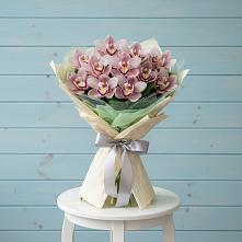 Букет цветов из:  Орхидеи и Розы в поселке имени Воровского