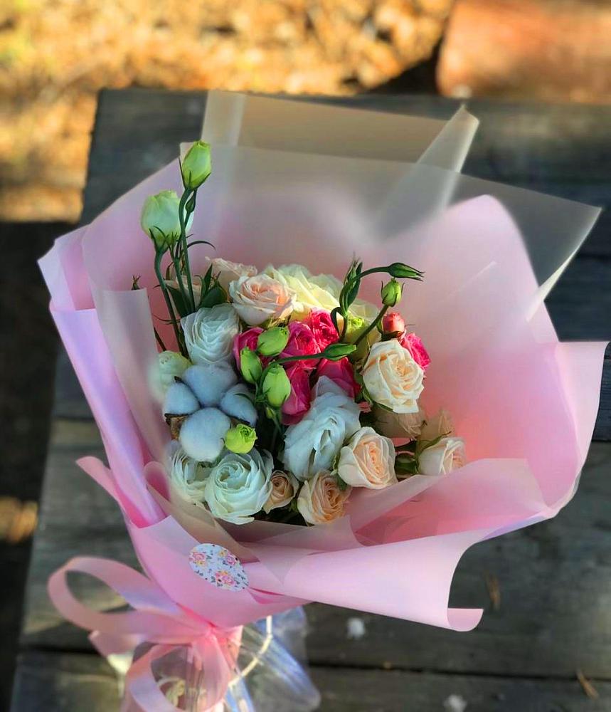 Букет цветов из: Розы и Лизиантусы в поселке имени Воровского