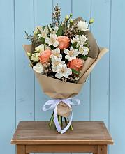 Букет цветов из:  Альстромерии, Лизиантусы, Розы и Хризантемы в поселке имени Воровского