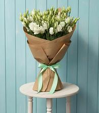 Букет цветов из:  Лизиантусы в поселке имени Воровского