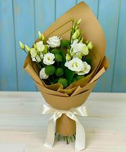 Букет цветов из:  Хризантемы и Лизиантусы в поселке имени Воровского