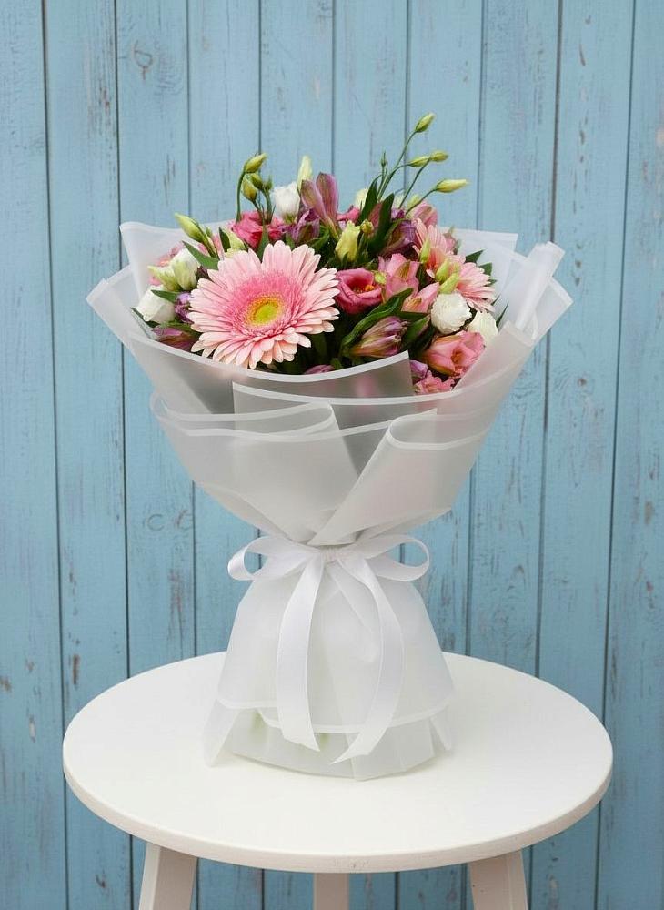 Букет цветов из: Герберы, Альстромерии и Лизиантусы в поселке имени Воровского