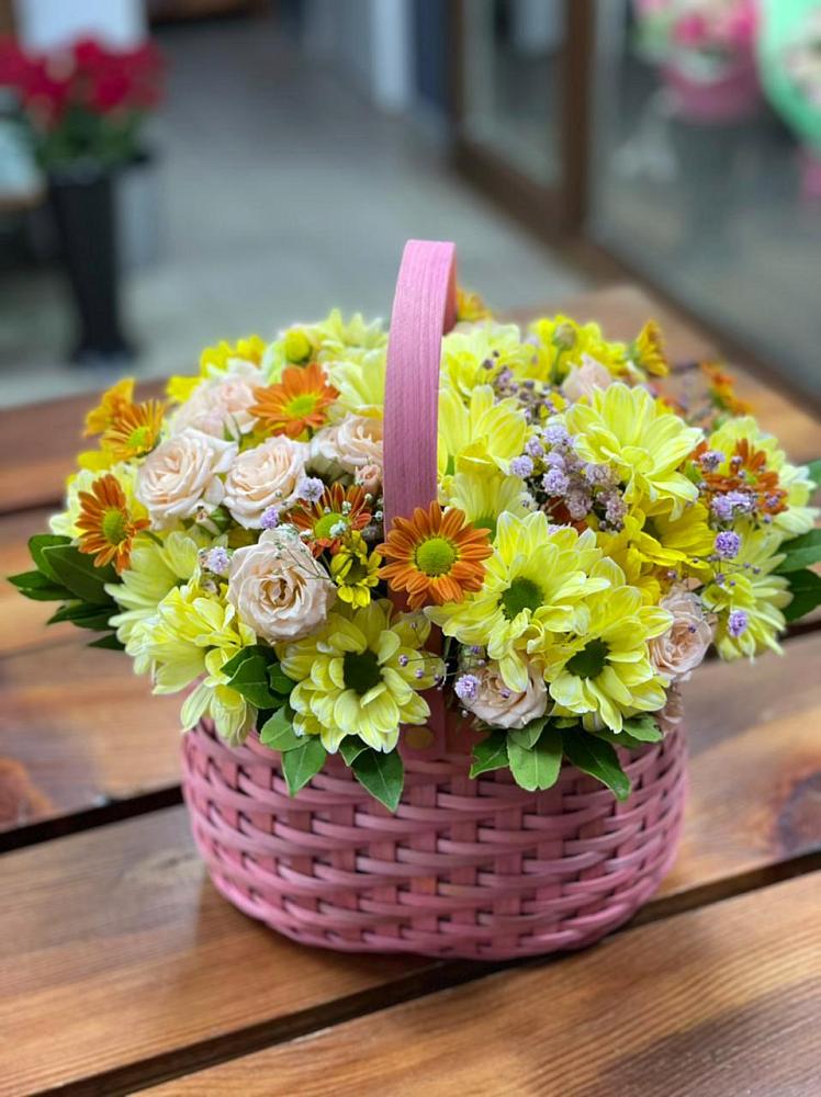 Цветочная композиция из Хризантемы и Розы в корзине в поселке имени Воровского