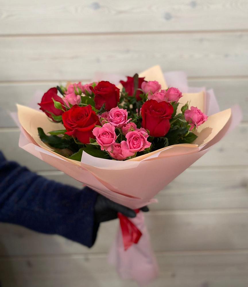 Букет цветов из: Розы в поселке имени Воровского