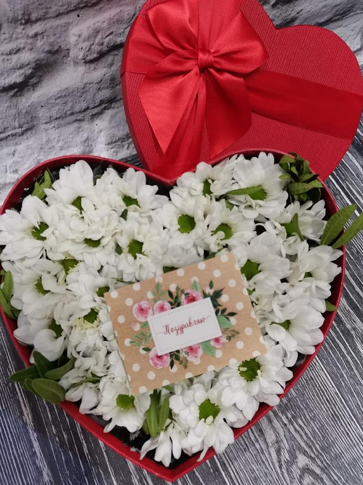 Цветочная композиция из Хризантемы в виде сердца в поселке имени Воровского