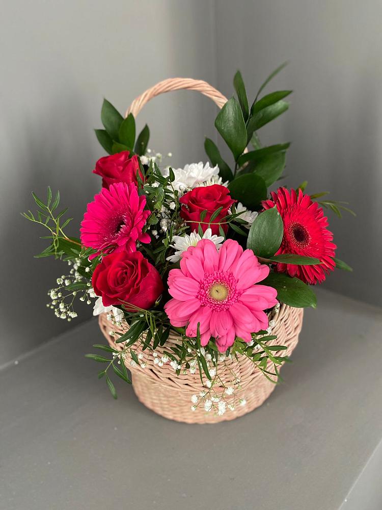 Цветочная композиция из Розы, Хризантемы и Герберы в корзине в поселке имени Воровского