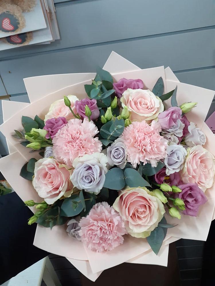 Букет цветов из: Розы, Гвоздики и Лизиантусы в поселке имени Воровского