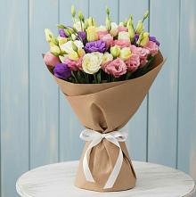 Букет цветов из:  Лизиантусы в поселке имени Воровского