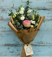 Букет цветов из:  Розы и Лизиантусы в поселке имени Воровского