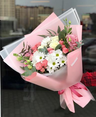 Букет цветов из: Розы, Лизиантусы и Хризантемы в поселке имени Воровского