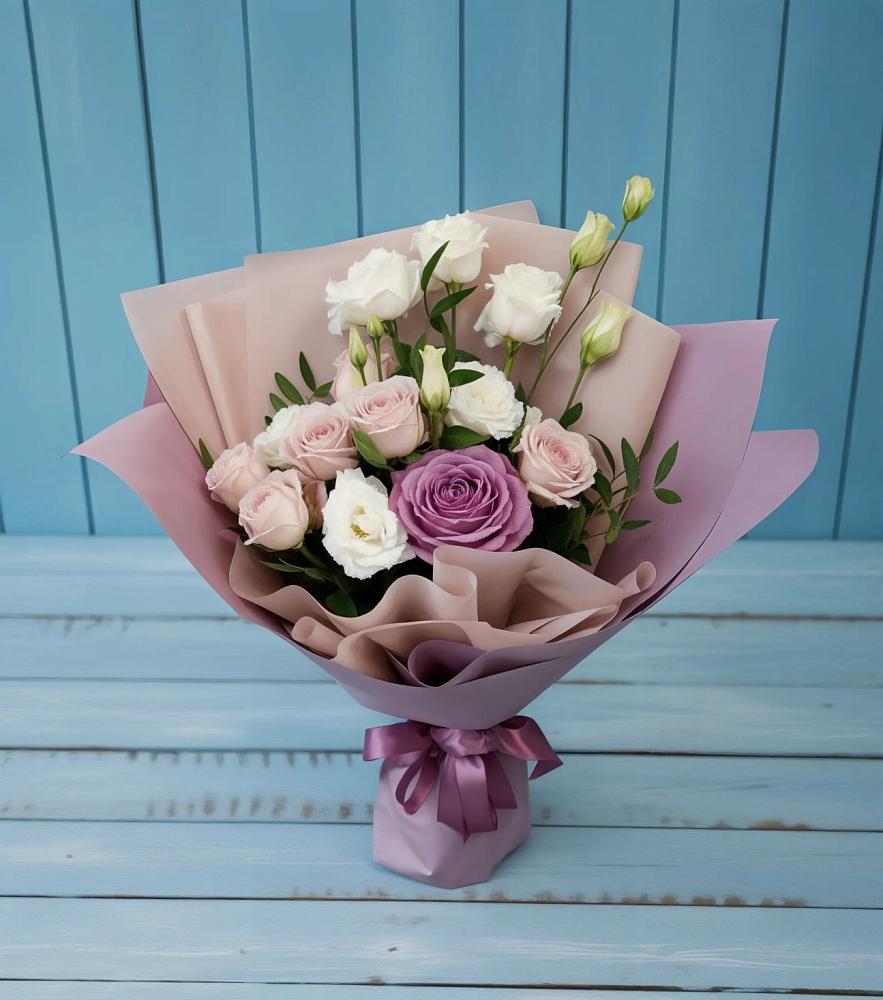 Букет цветов из: Розы и Лизиантусы в поселке имени Воровского